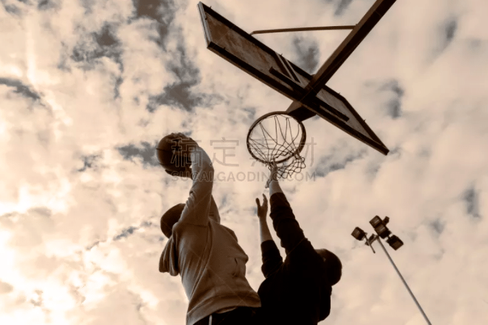 [NBA]詹姆斯妙传 拉拉维亚三分应声入网