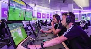 惊魂一幕！后脑勺撞膝，杨瀚森险些受伤，幸无大碍啊！